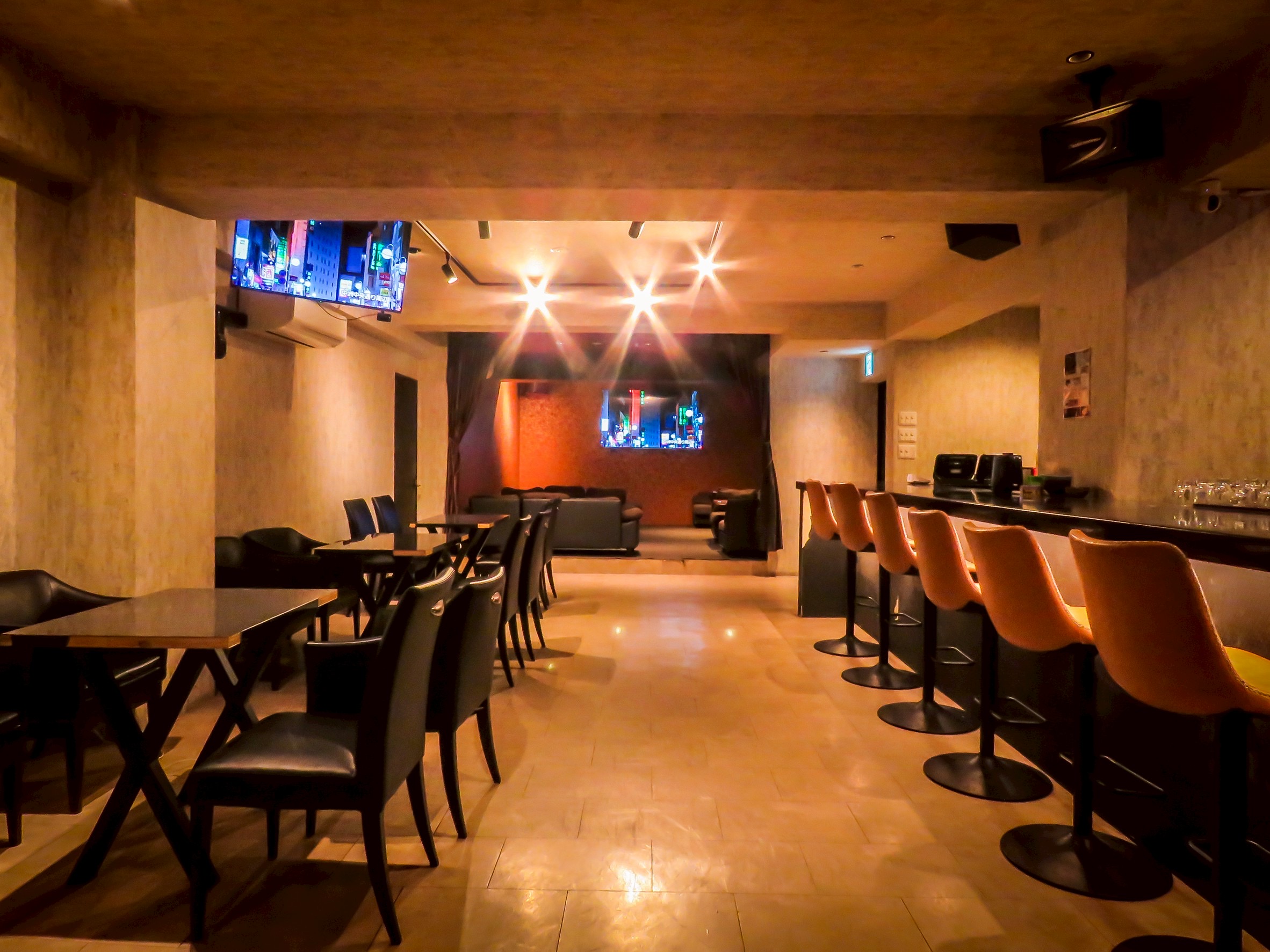 bar lit店内 - バーカウンターとハイスツール