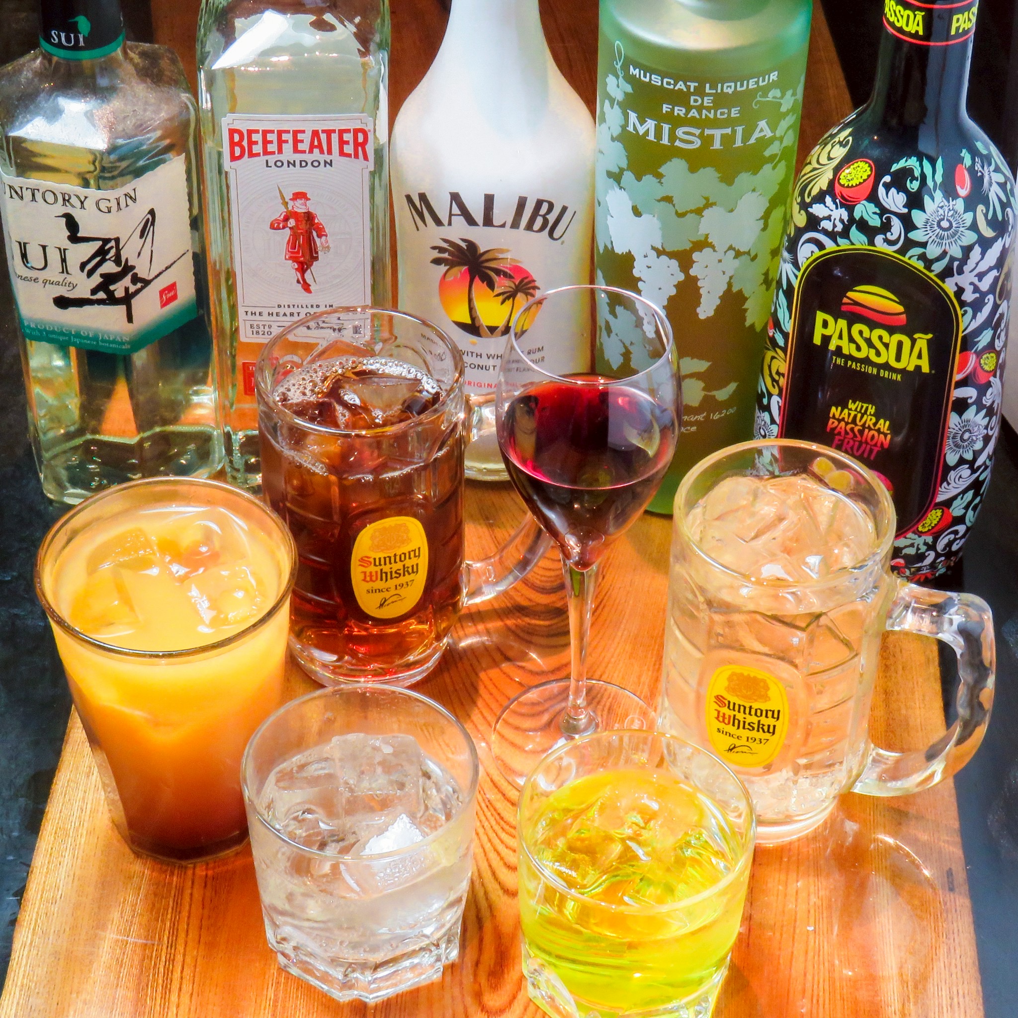 カクテルとウィスキーが並ぶカウンター