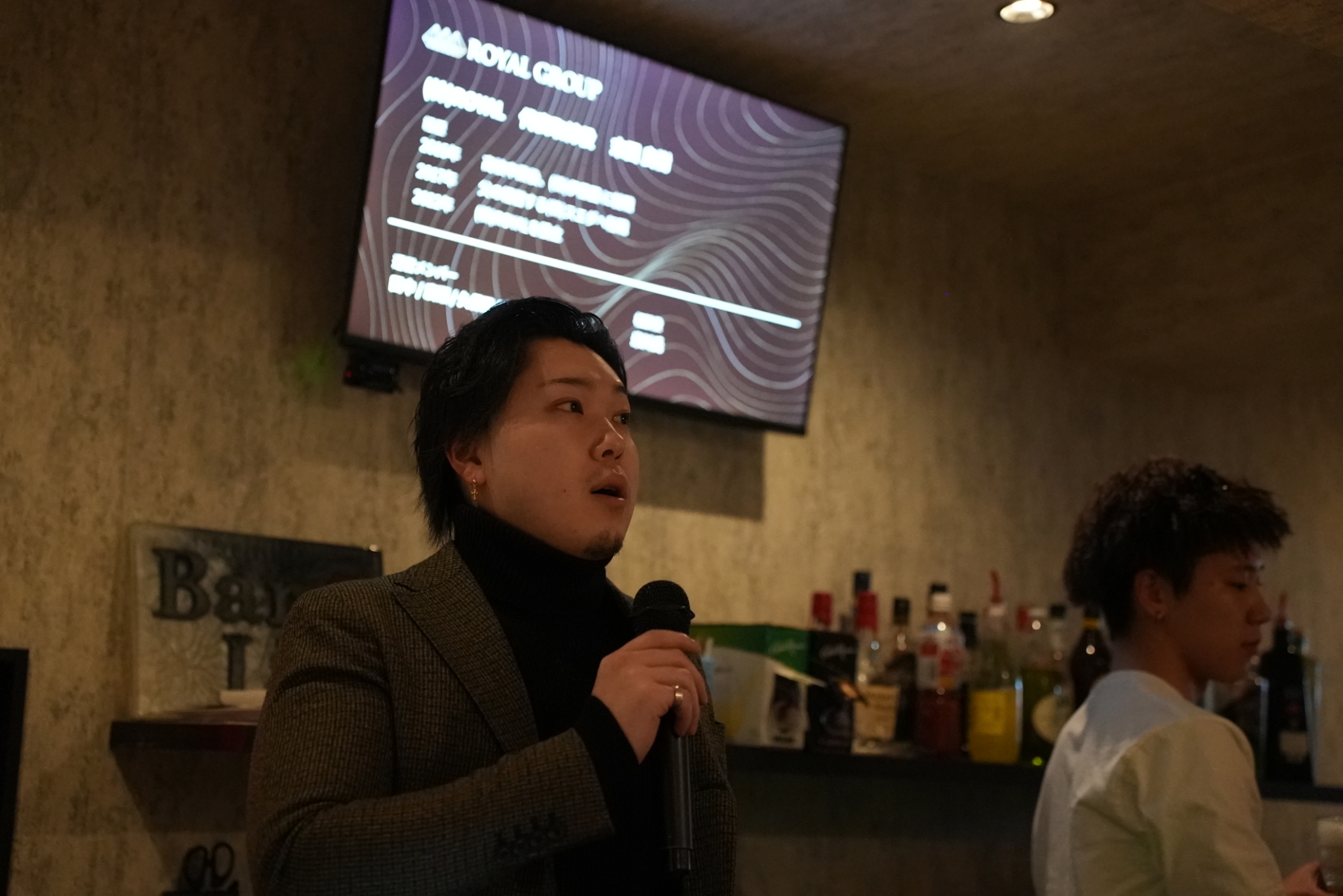 マイクを使ったスピーチの様子