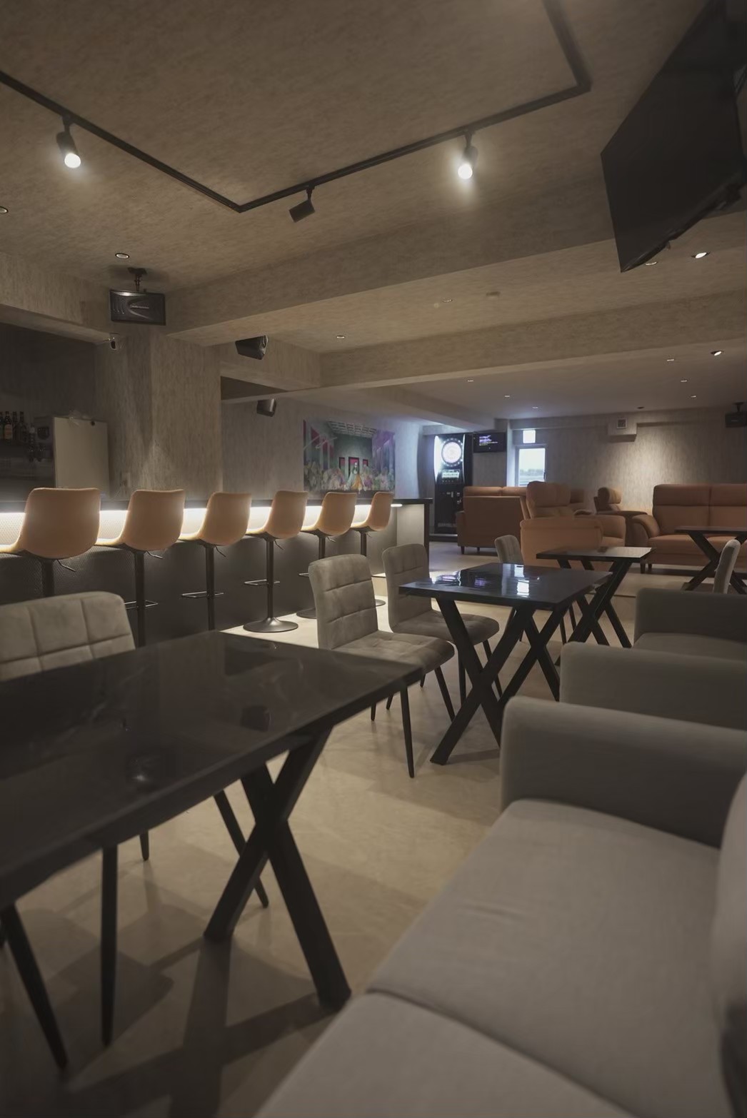 bar lit店内 - 広い座席エリア