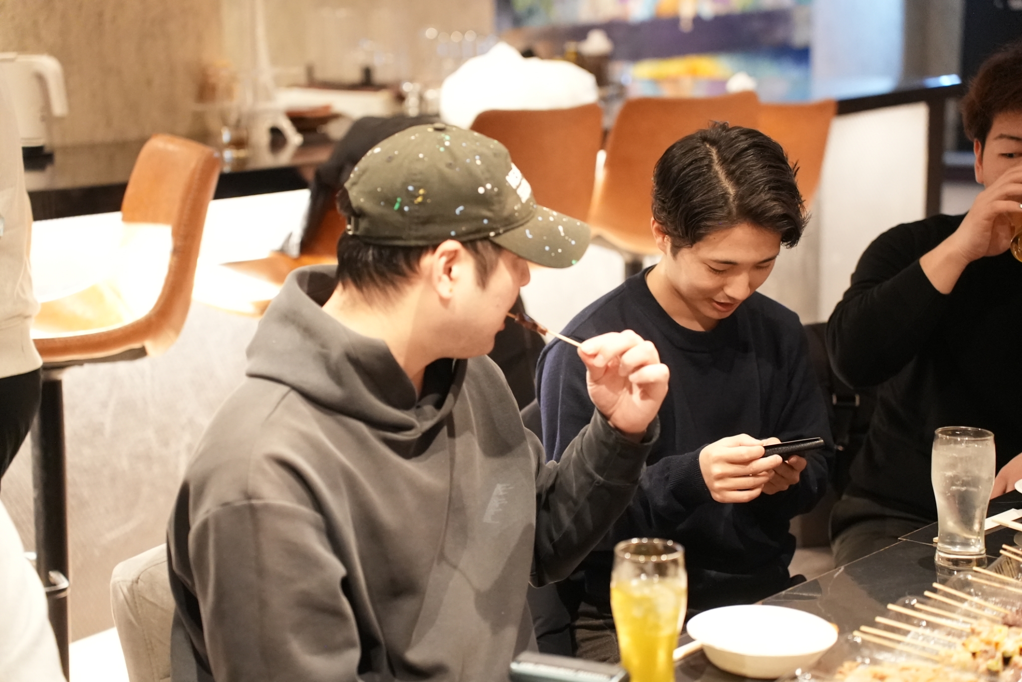 カウンターで会話を楽しむ