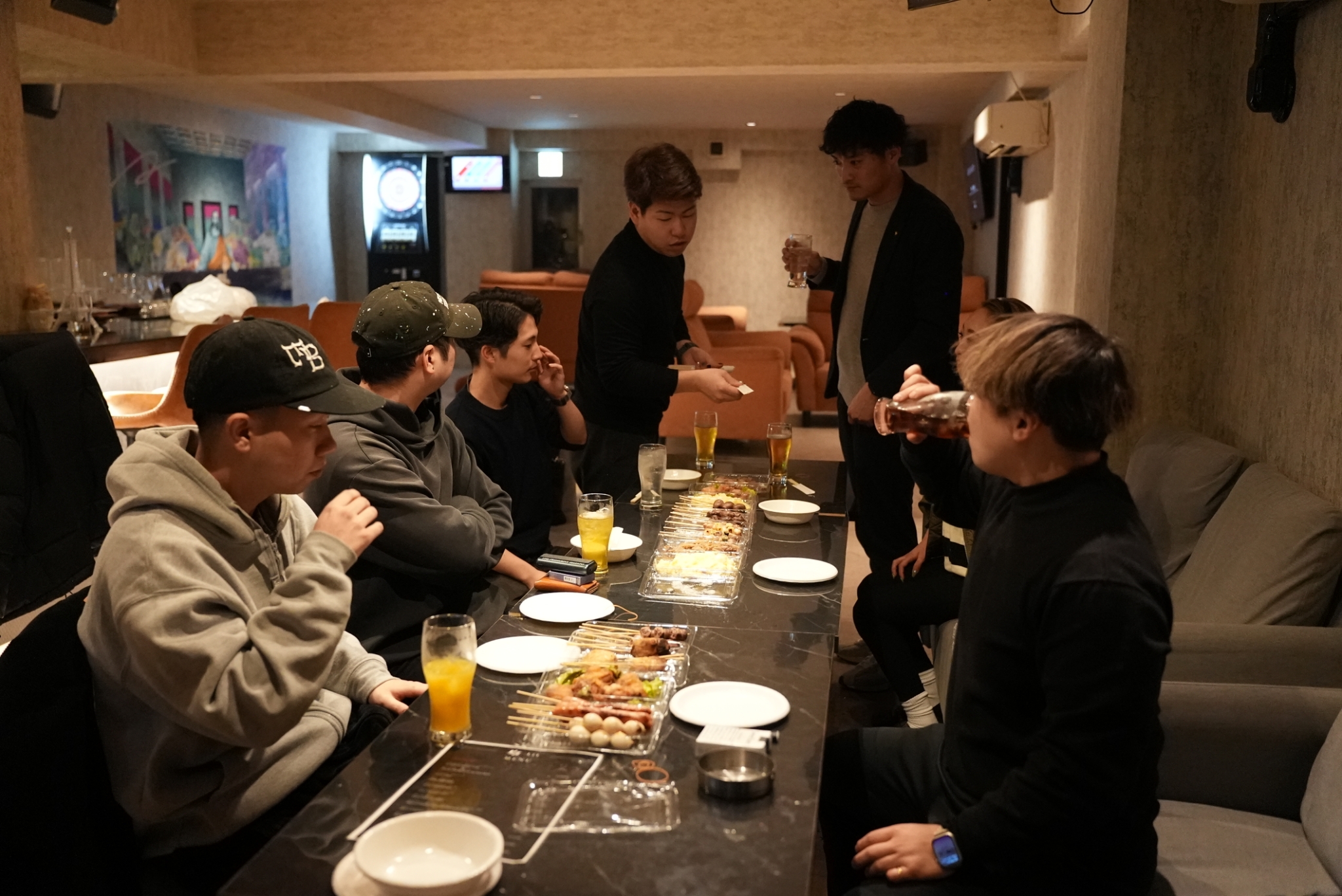 仲間とテーブルを囲む