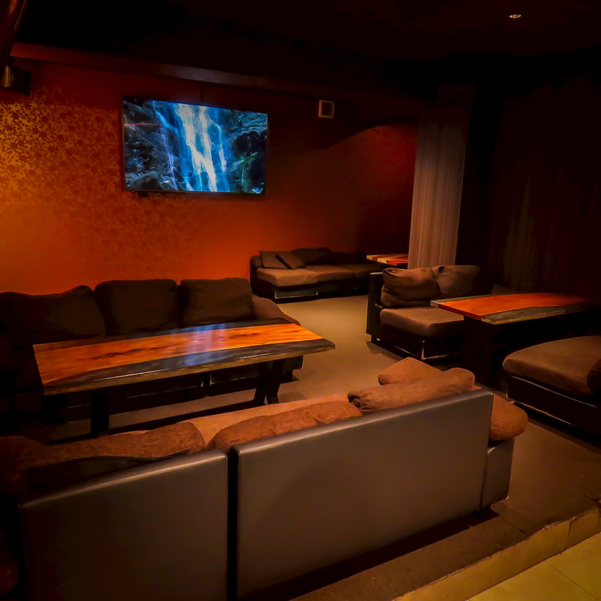 ソファラウンジとモニター