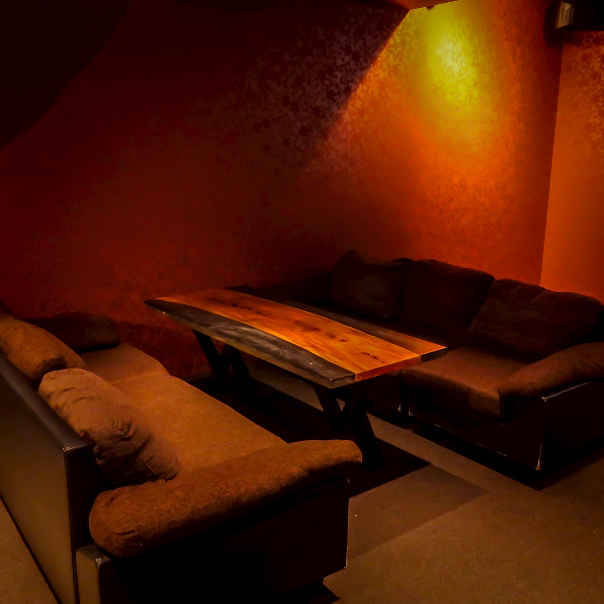 暖色照明のブース席