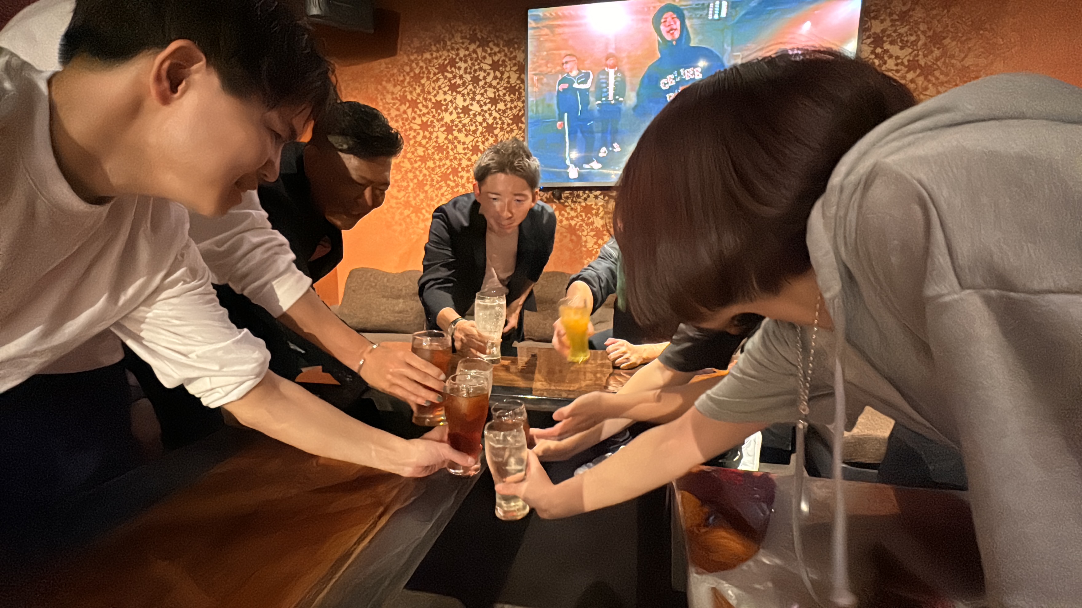 仕事帰りの仲間でグラスを合わせる