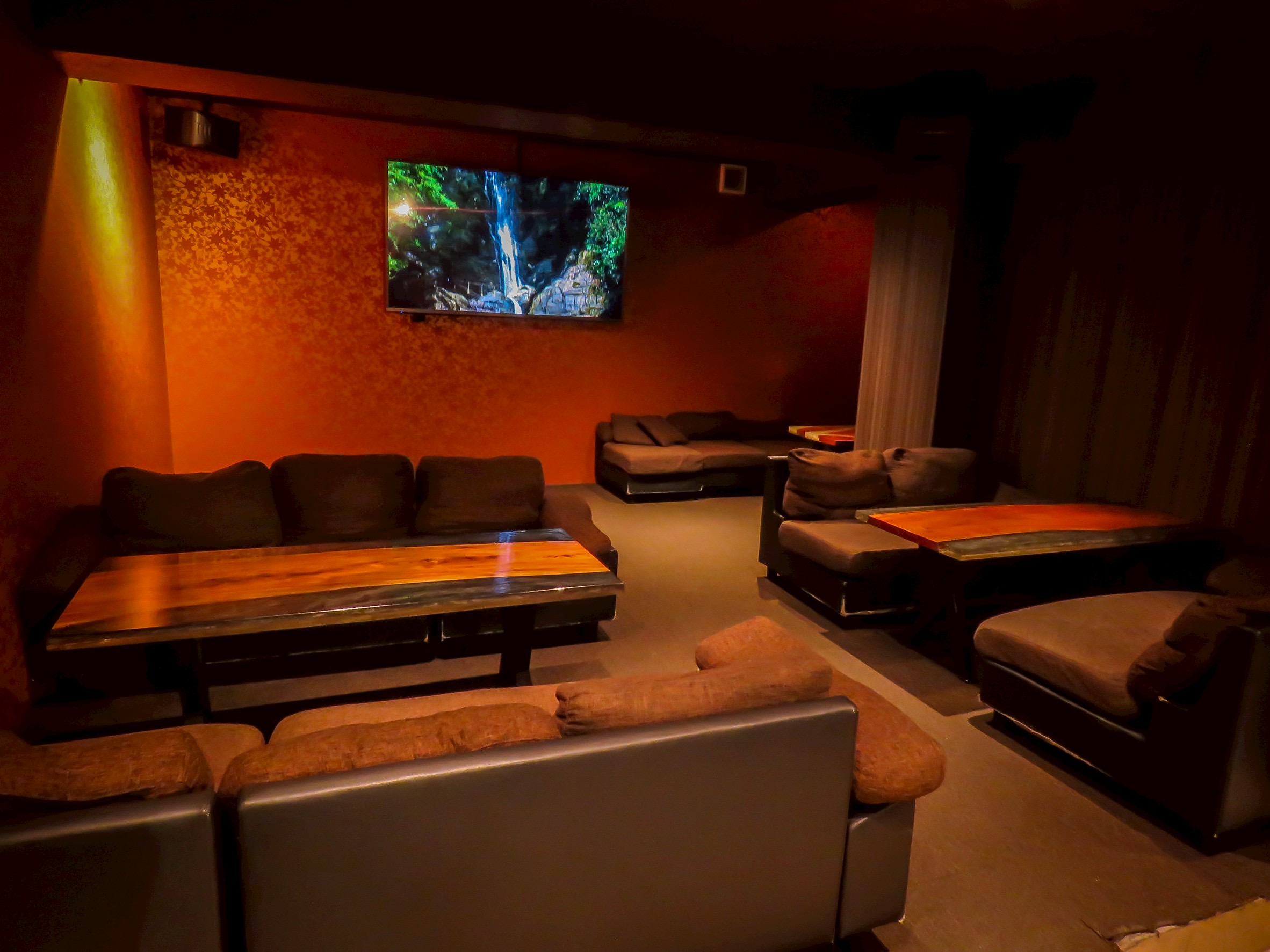 bar lit店内 - ソファラウンジとモニター